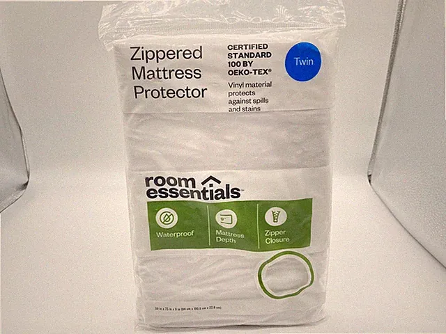 Room Essentials Vinyl Waterproof Zippered Mattress Protector White (Twin) NEW